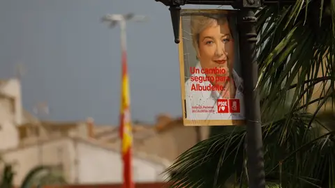Cartel electoral de la candidata del PSOE en Albudeite Cartel electoral de la candidata del PSOE en Albudeite