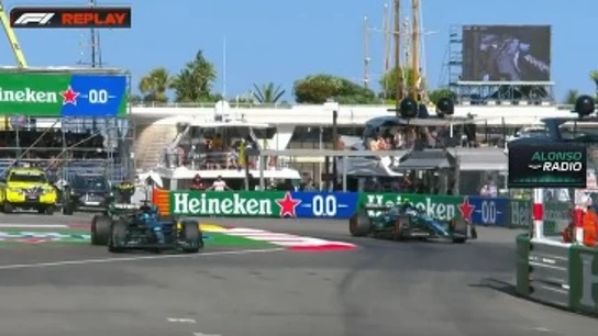 Alonso tira de ironía; "¿Podemos adelantar por fuera de la pista o que?" Alonso tira de ironía; "¿Podemos adelantar por fuera de la pista o que?"