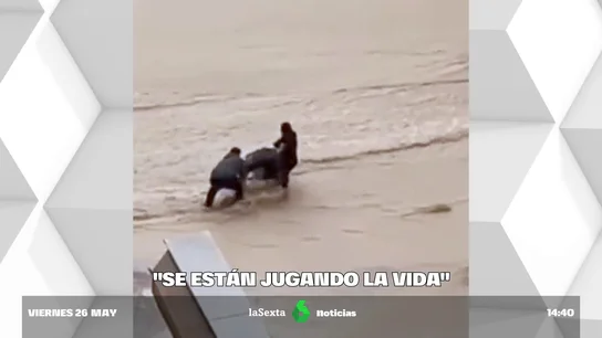 Habla el hombre que rescató al niño caído de un carrito en la riada de Molina del Segura: "Estaba mojado hasta el cuello" Habla el hombre que rescató al niño caído de un carrito en la riada de Molina del Segura: "Estaba mojado hasta el cuello"
