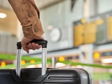 Persona mayor con una maleta Persona mayor con una maleta