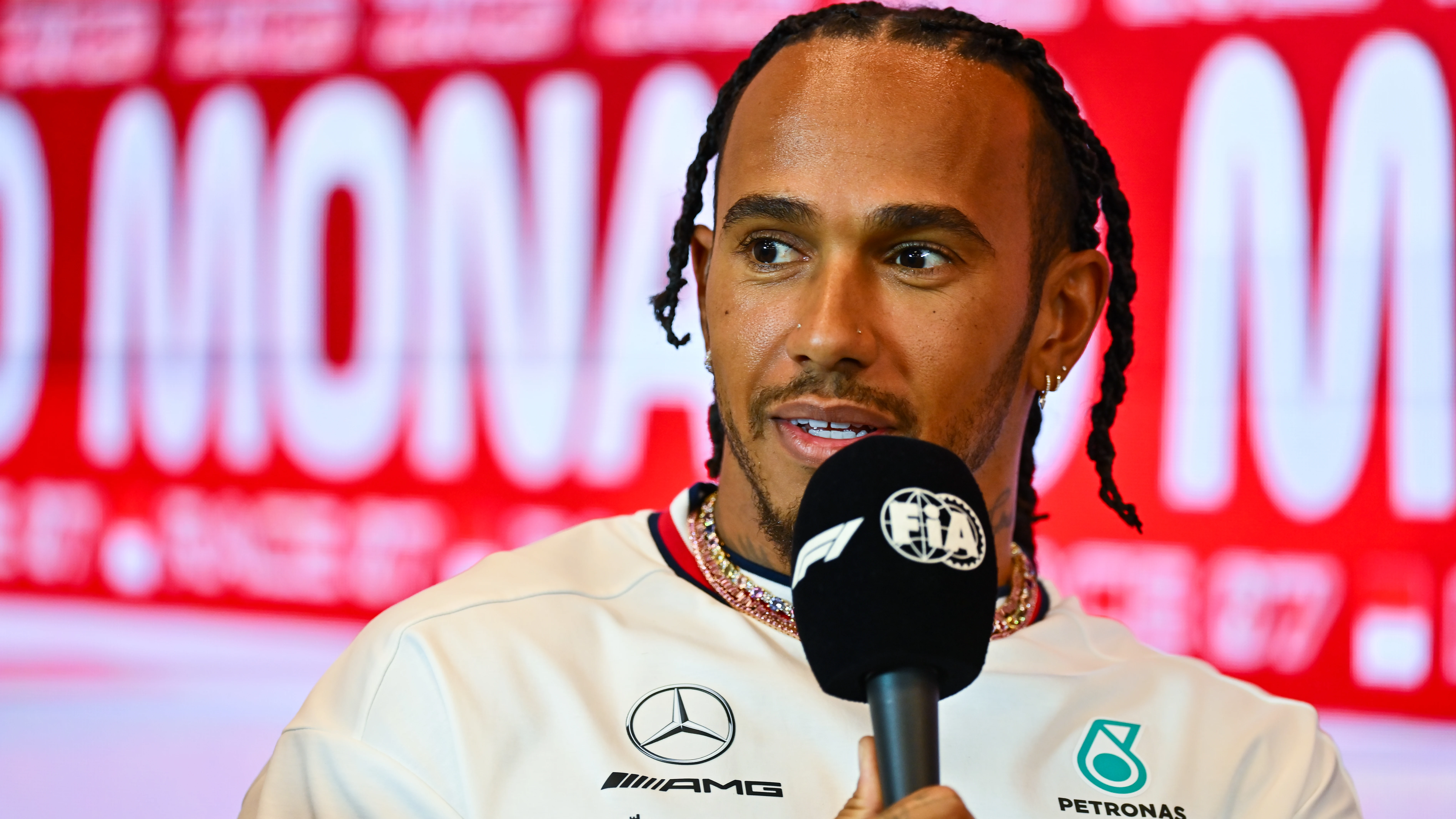 Lewis Hamilton 'pasa' de Ferrari y anuncia su decisión con Mercedes