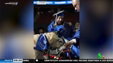 Un perro de servicio recibe junto a su dueña con discapacidad el diploma fin de curso por acompañarla a clase cada día