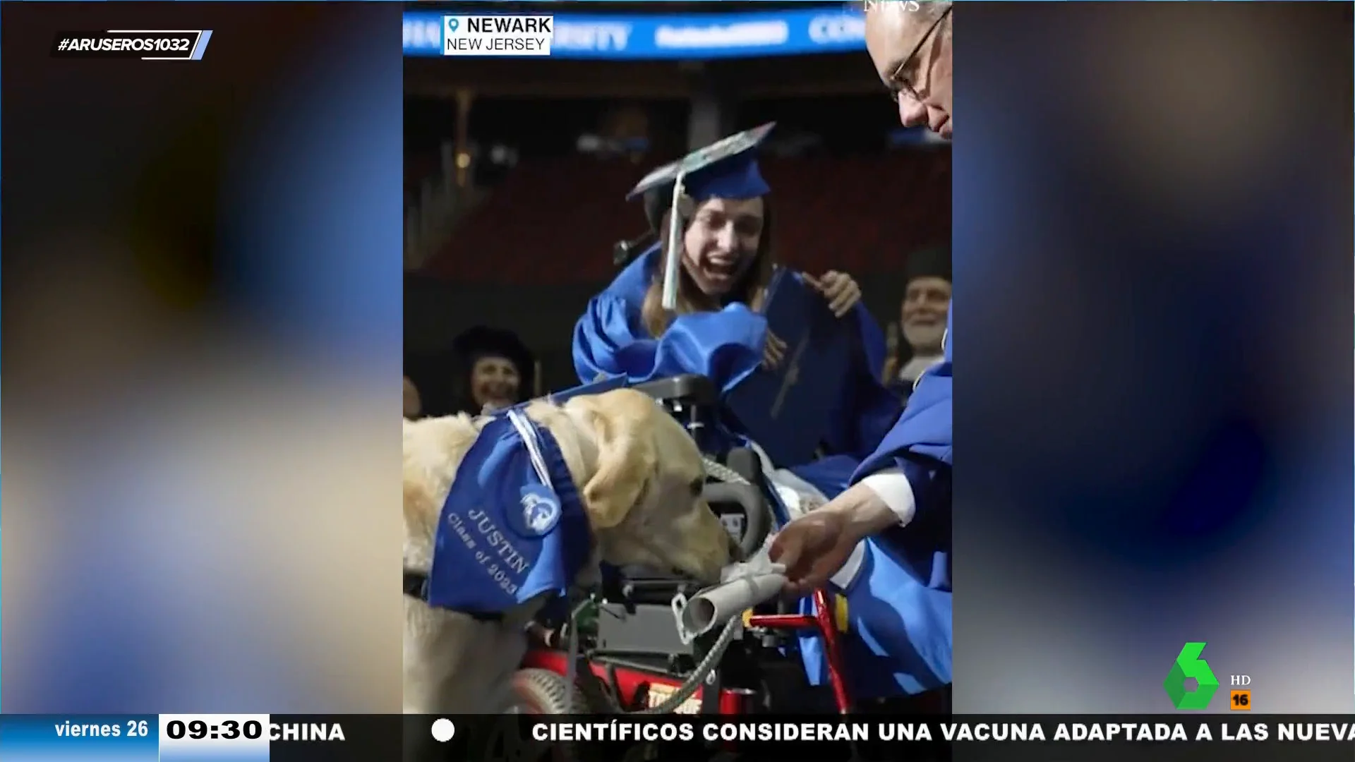 Un perro de servicio recibe junto a su dueña con discapacidad el diploma fin de curso por acompañarla a clase cada día