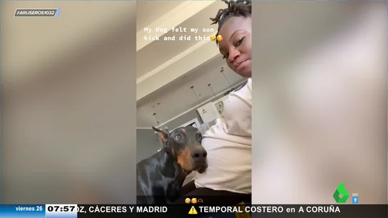 Un perro apoya la cabeza en la tripa de su dueña embarazada para escuchar las pataditas del bebé Un perro apoya la cabeza en la tripa de su dueña embarazada para escuchar las pataditas del bebé