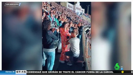El bonito momento en el que un chico le propone matrimonio a su novia en el concierto de Coldplay en Barcelona El bonito momento en el que un chico le propone matrimonio a su novia en el concierto de Coldplay en Barcelona