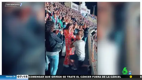 El bonito momento en el que un chico le propone matrimonio a su novia en el concierto de Coldplay en Barcelona