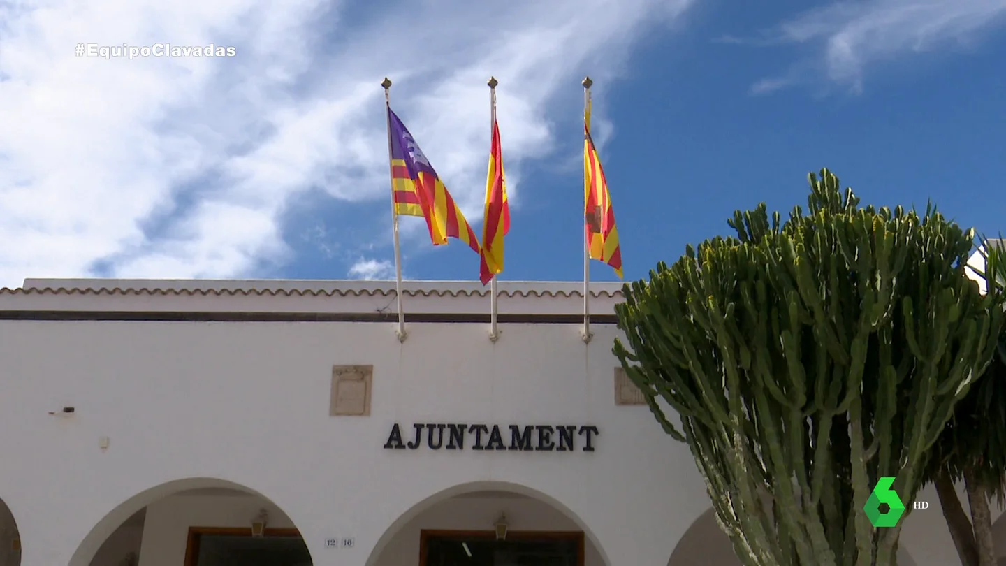 Alquiler de hamacas junto al mar por 200 euros: la "clavada" de varios negocios en un pueblo de Ibiza Alquiler de hamacas junto al mar por 200 euros: la "clavada" de varios negocios en un pueblo de Ibiza