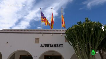 Alquiler de hamacas junto al mar por 200 euros: la "clavada" de varios negocios en un pueblo de Ibiza