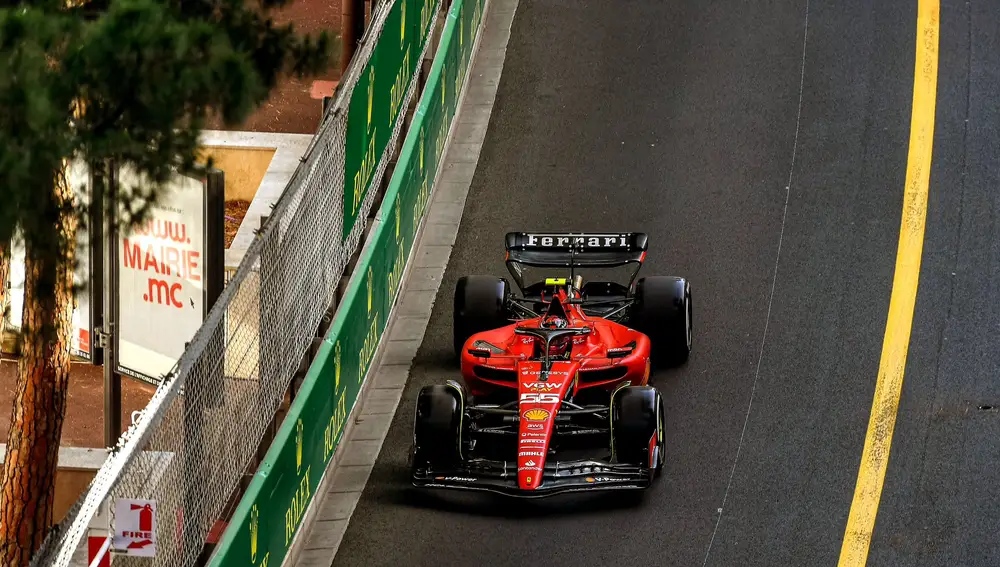 Más rápido en FP1, Sainz tocó muro en FP2