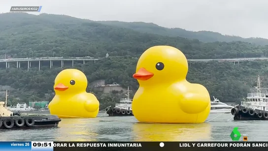 Vuelve el pato de goma gigante a las aguas del puerto de Japón 10 años después de su desaparición Vuelve el pato de goma gigante a las aguas del puerto de Japón 10 años después de su desaparición