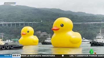 Vuelve el pato de goma gigante a las aguas del puerto de Japón 10 años después de su desaparición
