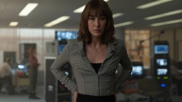 Ana Dussuel (Almudena Amor) in front of the screens from which she watches over Sergio (Arón Piper) all day in 'El silencio'.