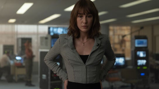 Ana Dussuel (Almudena Amor) delante de las pantallas desde las que vigila todo el día a Sergio (Arón Piper) en 'El silencio'.