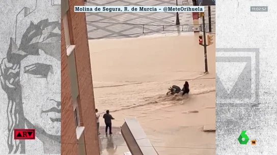 Las angustiosas imágenes de una mujer tratando de cruzar con su bebé una calle inundada en Molina de Segura (Murcia) Las angustiosas imágenes de una mujer tratando de cruzar con su bebé una calle inundada en Molina de Segura (Murcia)