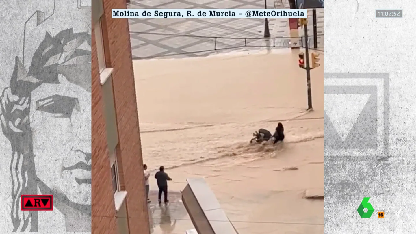 Las angustiosas imágenes de una mujer tratando de cruzar con su bebé una calle inundada en Molina de Segura (Murcia) Las angustiosas imágenes de una mujer tratando de cruzar con su bebé una calle inundada en Molina de Segura (Murcia)