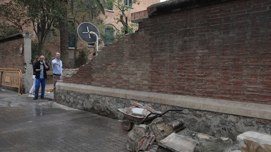 El muro dañado por el impacto del camión, y cuyo desprendimiento ha provocado el fallecimiento de un hombre y que una mujer resultara herida El muro dañado por el impacto del camión, y cuyo desprendimiento ha provocado el fallecimiento de un hombre y que una mujer resultara herida