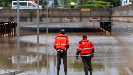 Dos bomberos contemplan un túnel inundado en la ciudad de Castelló Dos bomberos contemplan un túnel inundado en la ciudad de Castelló