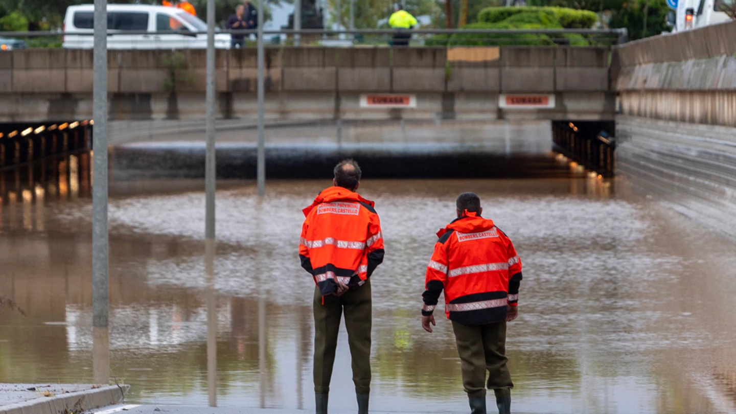 Dos bomberos contemplan un túnel inundado en la ciudad de Castelló Dos bomberos contemplan un túnel inundado en la ciudad de Castelló