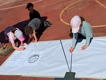 Una niña anota la evolución de la sombra a diversas horas Una niña anota la evolución de la sombra a diversas horas