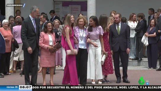 El grito de la reina Letizia a su madre para hacerse una foto con la princesa Leonor, la infanta Sofía y el rey Felipe El grito de la reina Letizia a su madre para hacerse una foto con la princesa Leonor, la infanta Sofía y el rey Felipe