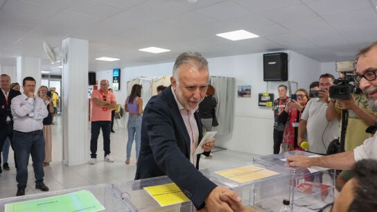 El presidente canario, &Aacute;ngel V&iacute;ctor Torres, vota este 28M en las correspondientes cuatro urnas