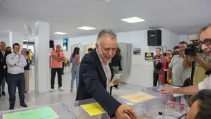 El presidente canario, Ángel Víctor Torres, vota este 28M en las correspondientes cuatro urnas