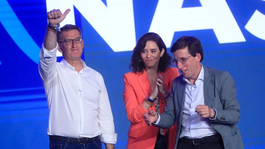 Isabel Díaz Ayuso y José Luis Martínez-Almeida, acompañados por Alberto Núñez Feijóo Isabel Díaz Ayuso y José Luis Martínez-Almeida, acompañados por Alberto Núñez Feijóo