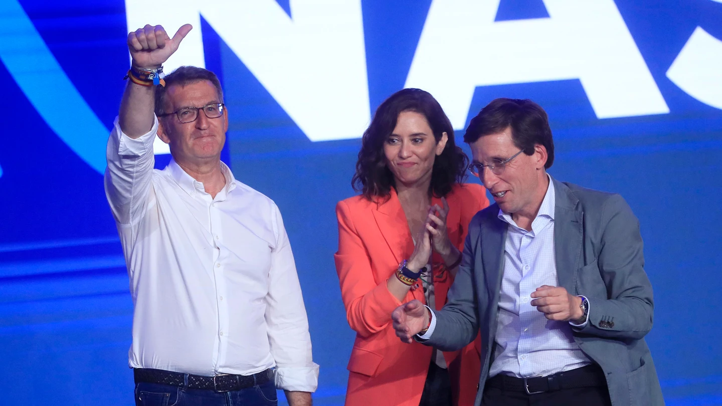 Isabel Díaz Ayuso y José Luis Martínez-Almeida, acompañados por Alberto Núñez Feijóo Isabel Díaz Ayuso y José Luis Martínez-Almeida, acompañados por Alberto Núñez Feijóo