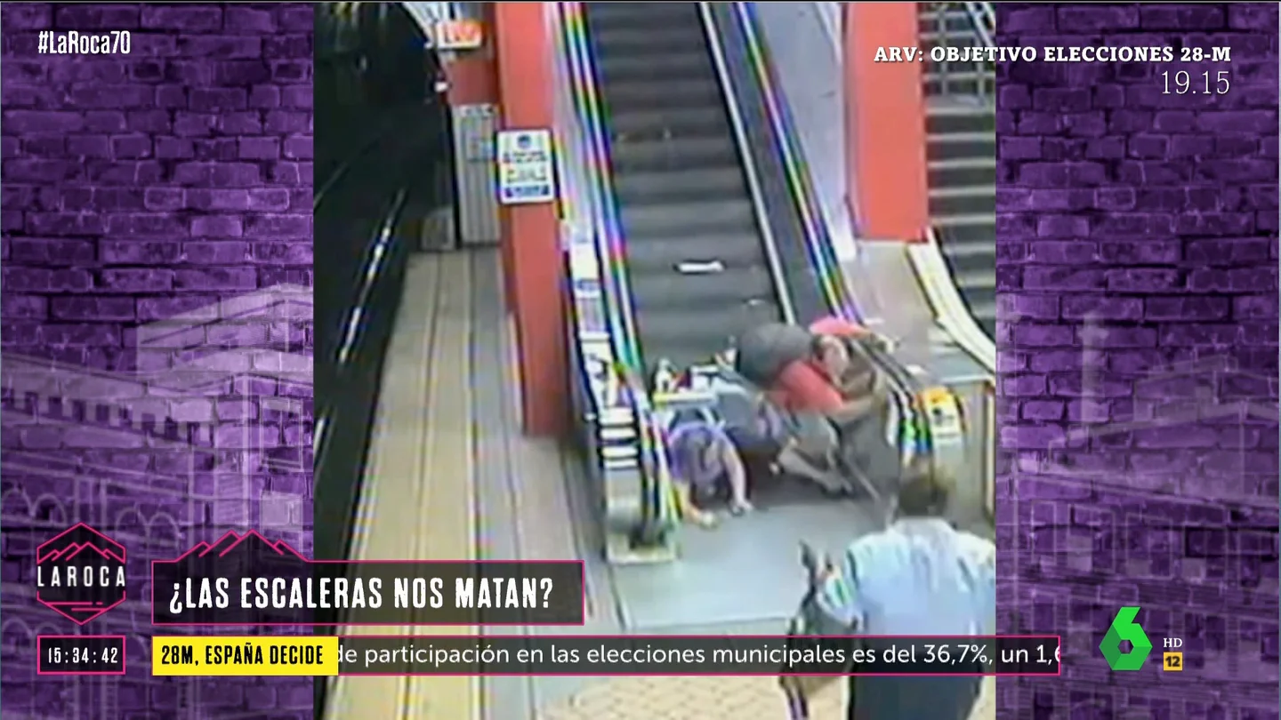 Accidentado momento en unas escaleras mecánicas Accidentado momento en unas escaleras mecánicas