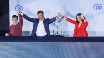 Almeida, Ayuso y Feijóo celebran la mayoría absoluta del PP en Madrid