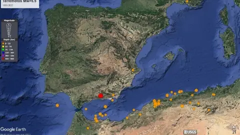 Imagen desde Google Earth de la costa española con los puntos susceptibles de sufrir tsunamis. Imagen desde Google Earth de la costa española con los puntos susceptibles de sufrir tsunamis.