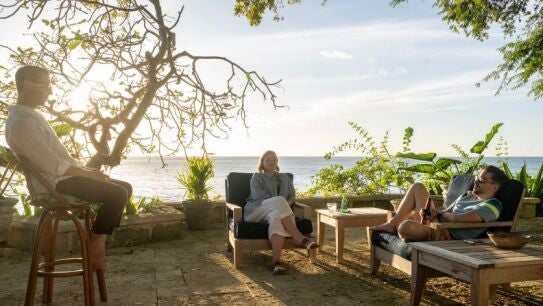 Kendall Roy (Jeremy Strong), Siobhan Roy (Sarah Snook) y Roman Roy (Kieran Culkin) en la cumbre en el Caribe previa a la junta de Waystar Royco.