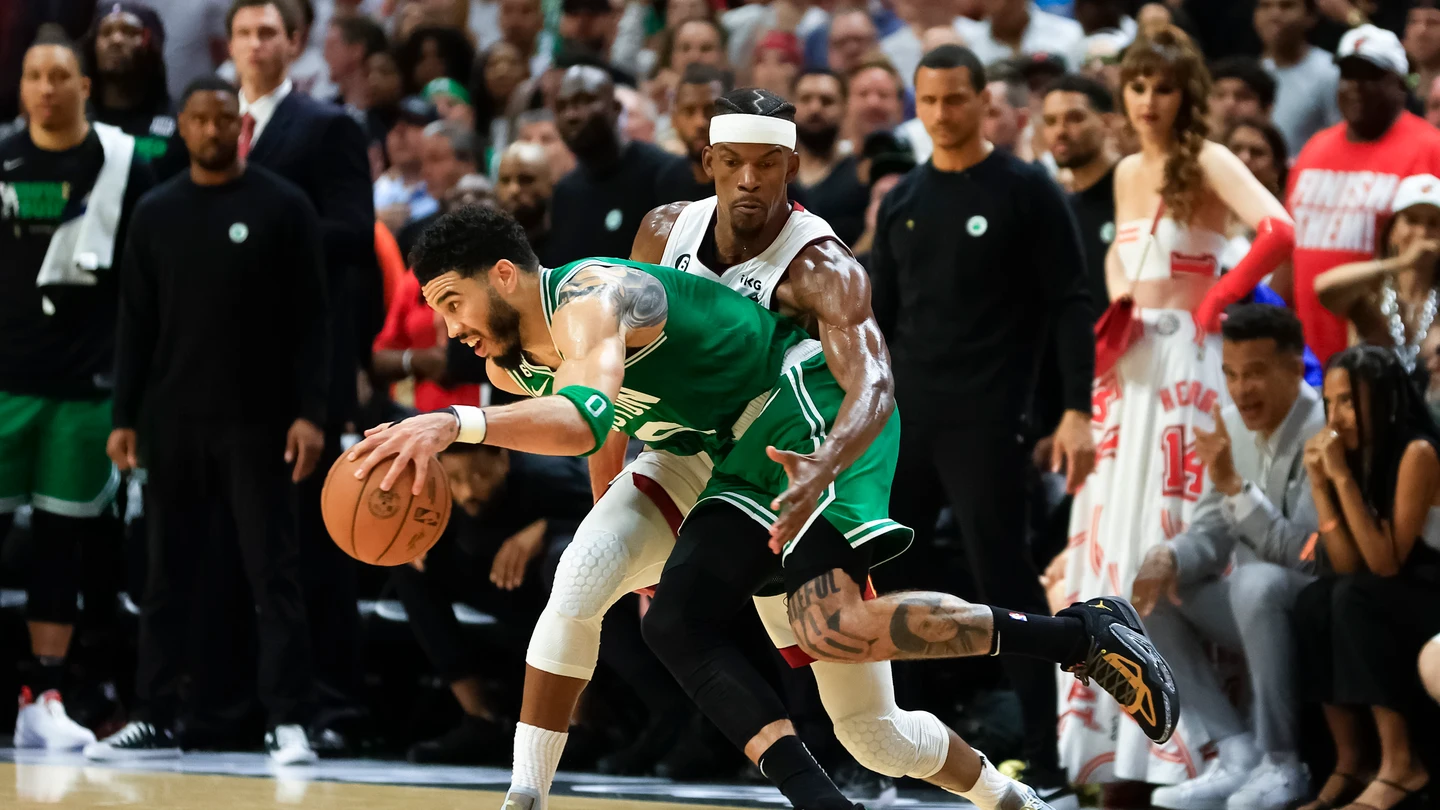 Boston Celtics, a un partido de culminar la mayor gesta en la historia de la NBA. Jimmy Butler y Jason Tatum bregando durante el sexto partido de la serie