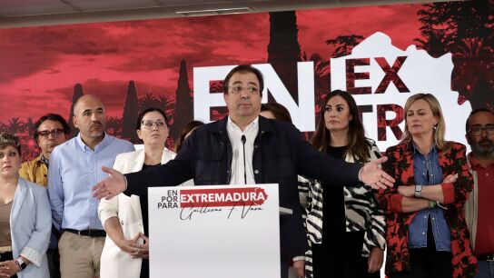 Guillermo Fern&aacute;ndez Vara interviene durante el seguimiento de la jornada electoral en la sede del PSOE de M&eacute;rida.