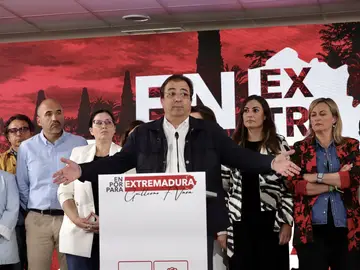 Guillermo Fernández Vara interviene durante el seguimiento de la jornada electoral en la sede del PSOE de Mérida.