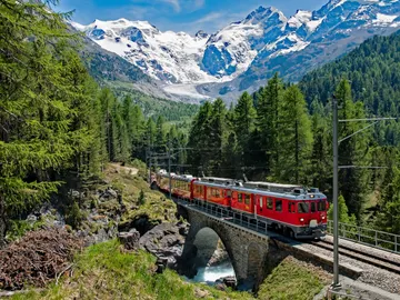 Bernina Express en los Alpes Suizos Bernina Express en los Alpes Suizos