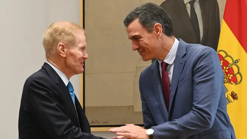 Pedro Sánchez saluda a Bill Nelson (NASA) en el Palacio de la Moncloa