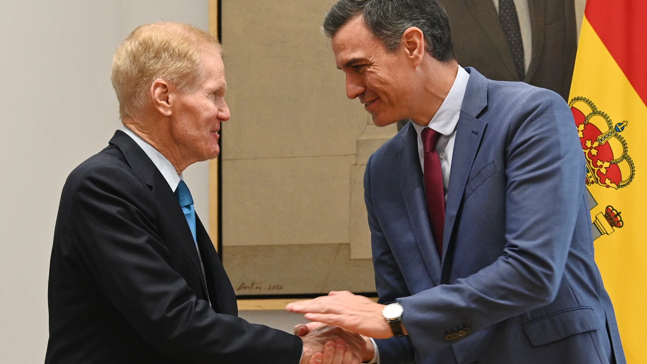 Pedro Sánchez saluda a Bill Nelson (NASA) en el Palacio de la Moncloa