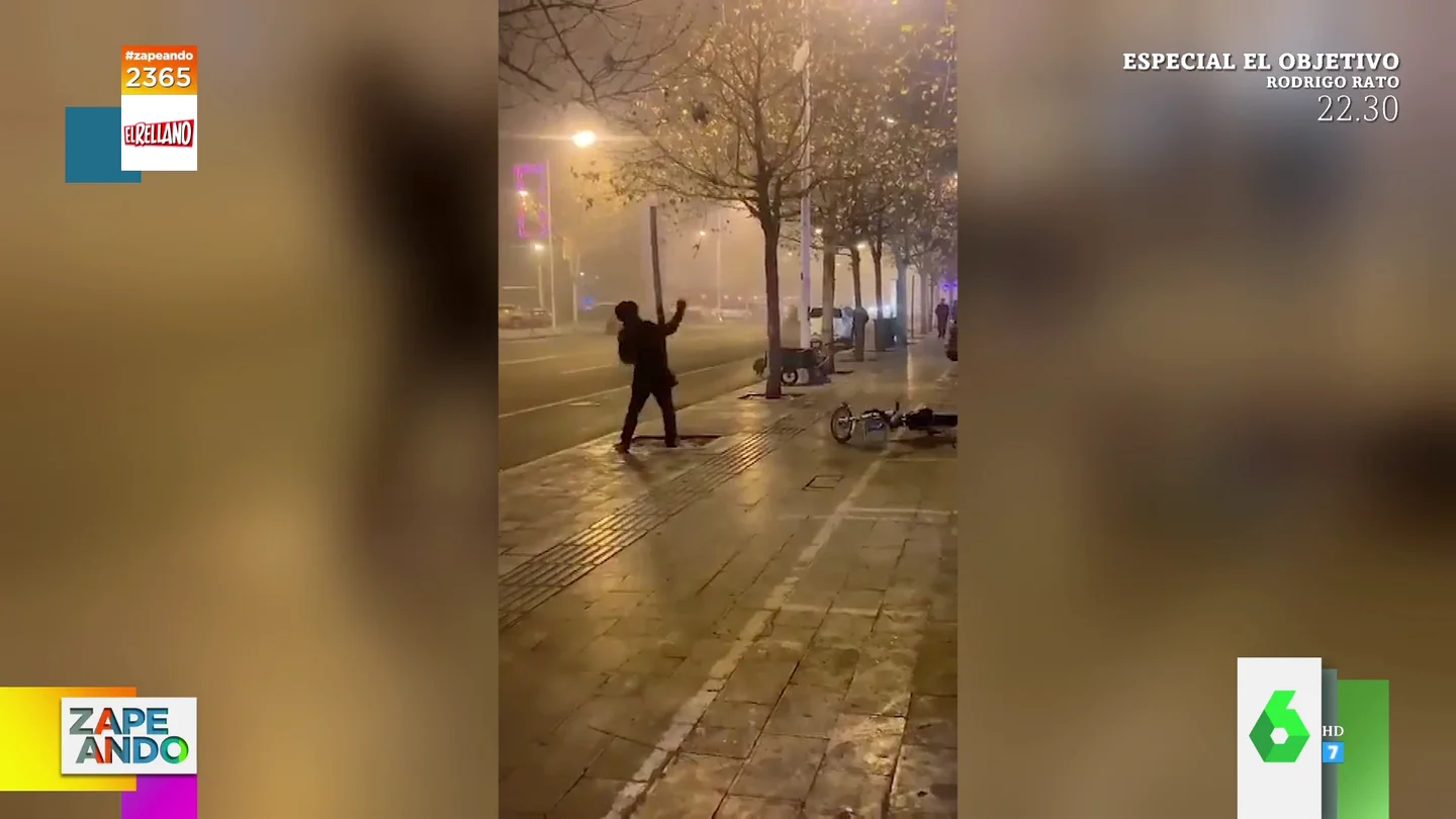 El surrealista viral de un hombre pegándose contra un árbol El surrealista viral de un hombre pegándose contra un árbol
