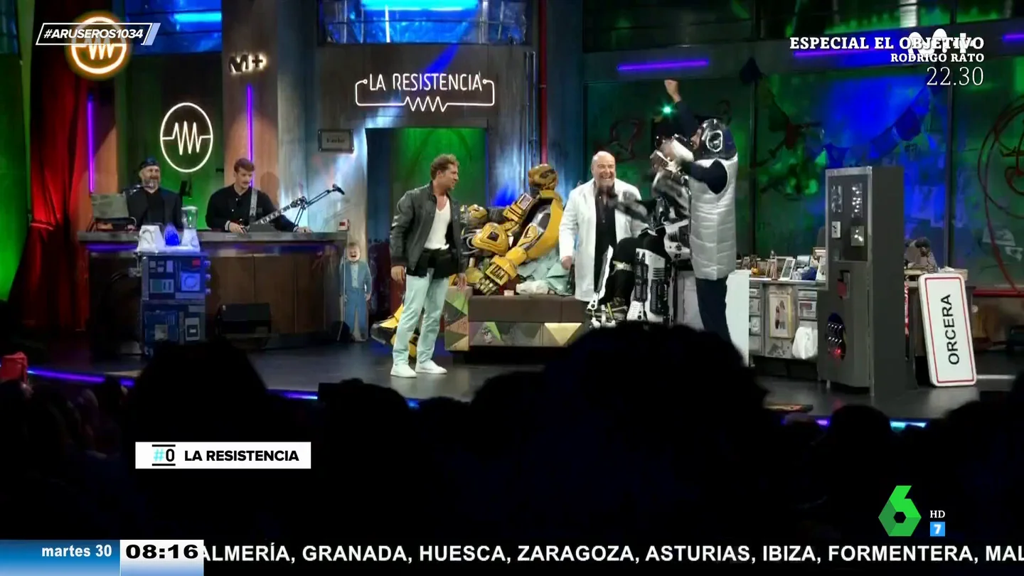David Bisbal arrasa en La Resistencia con su sketch con Antonio Resines, Broncano y Ponce: "¿Cómo están los máquinas?" David Bisbal arrasa en La Resistencia con su sketch con Antonio Resines, Broncano y Ponce: "¿Cómo están los máquinas?"