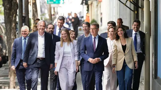 Paseo triunfal de Feijóo con sus barones Paseo triunfal de Feijóo con sus barones