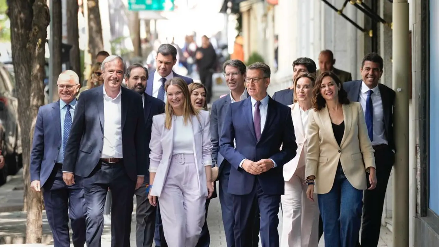Paseo triunfal de Feijóo con sus barones Paseo triunfal de Feijóo con sus barones