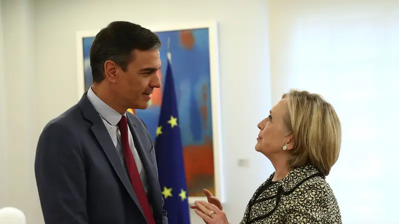 Pedro Sánchez dialoga con Hillary Clinton en el Palacio de la Moncloa