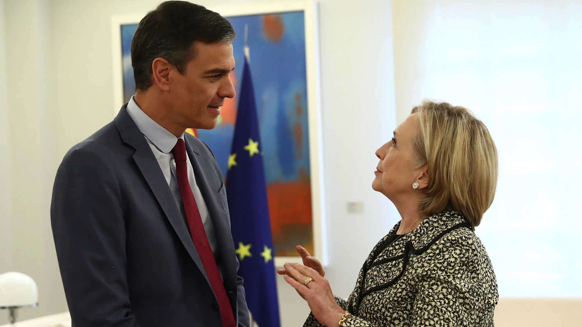 Pedro Sánchez dialoga con Hillary Clinton en el Palacio de la Moncloa