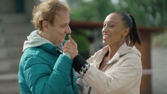 Albert Espinosa saca a bailar a Ana Peleteiro: "Nunca hab&iacute;a vuelto a bailar desde que me cortaron la pierna"