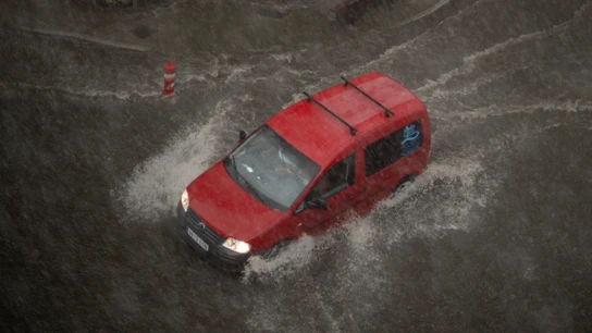 Un coche circula bajo una fuerte tormenta en Ourense. Un coche circula bajo una fuerte tormenta en Ourense.
