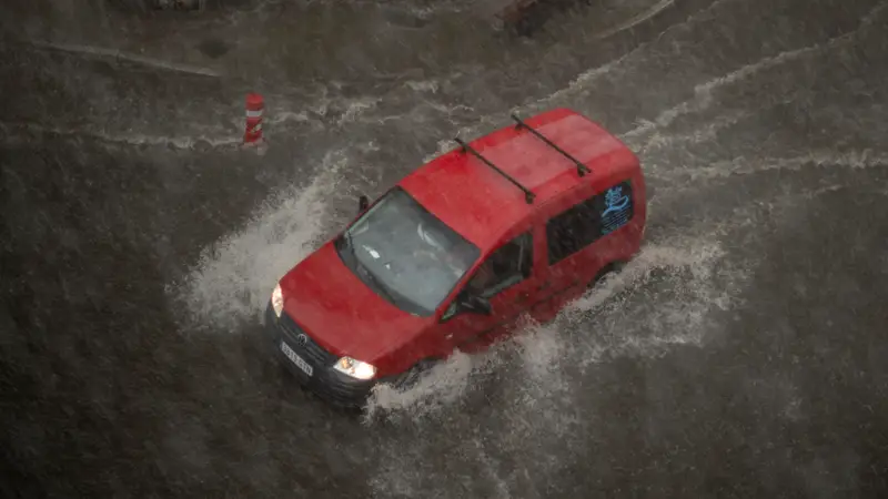 Un coche circula bajo una fuerte tormenta en Ourense. 