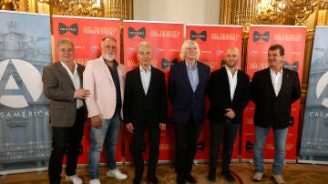 Los miembros de Les Luthiers, Roberto Antier, Martín O'Connor, Jorge Maronna, Carlos López Tuccio,Tomás Mayer-Wolf y Horacio Turano