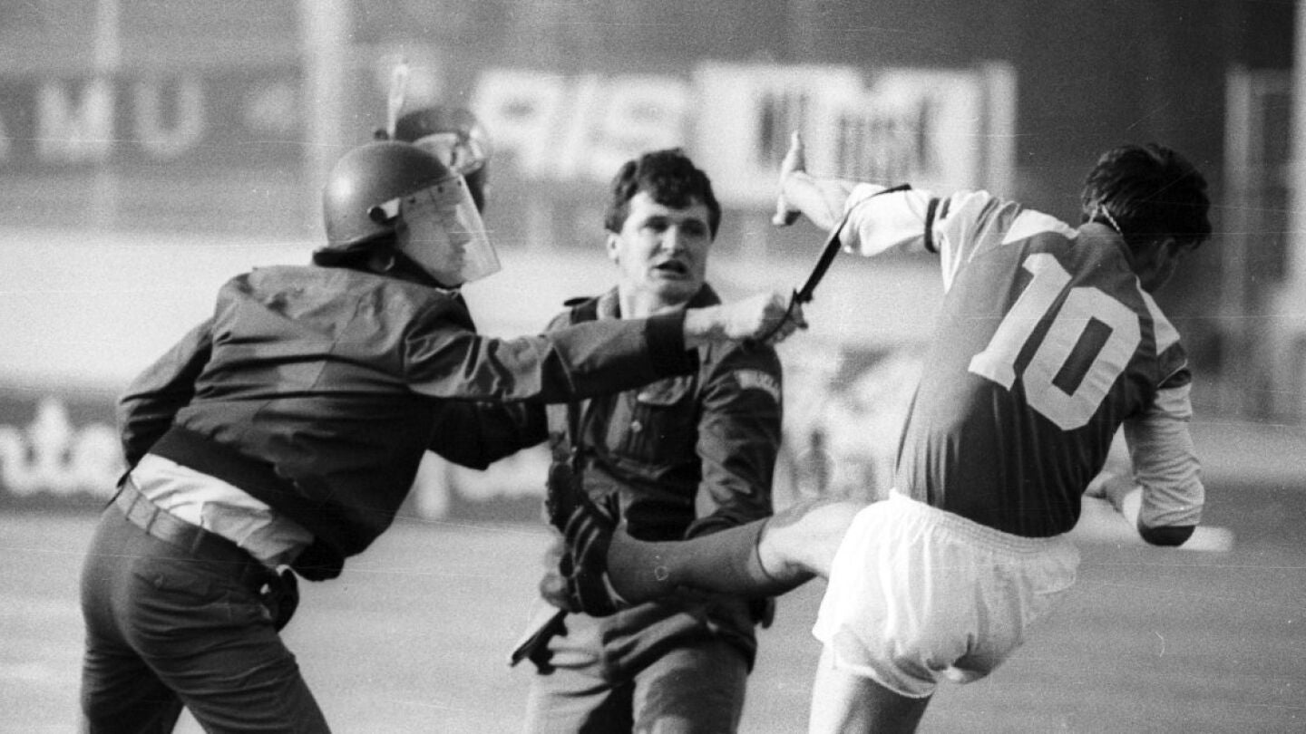 El jugador croata Boban dando una patada a un policía durante el partido Dinamo de Zagreb - Estrella Roja de Belgrado. El jugador croata Boban dando una patada a un policía durante el partido Dinamo de Zagreb - Estrella Roja de Belgrado.