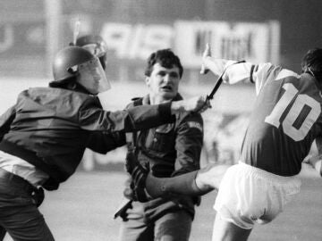 El jugador croata Boban dando una patada a un policía durante el partido Dinamo de Zagreb - Estrella Roja de Belgrado.